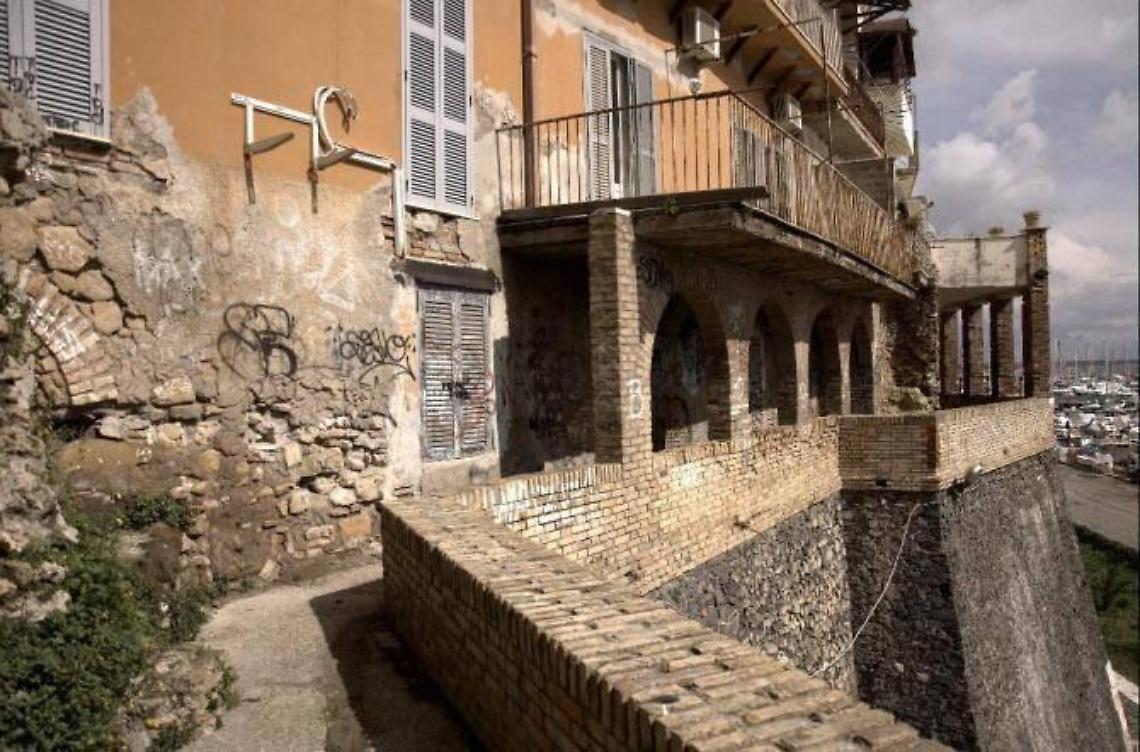 Nuovi graffiti al Cavone  Inciviltà infinita nel Borgo