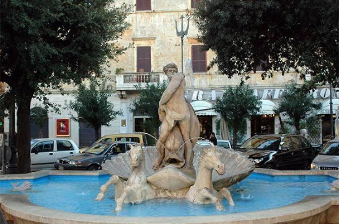 Restauro senza precedenti  per la fontana del dio Nettuno  Esperti all'opera nel cantiere