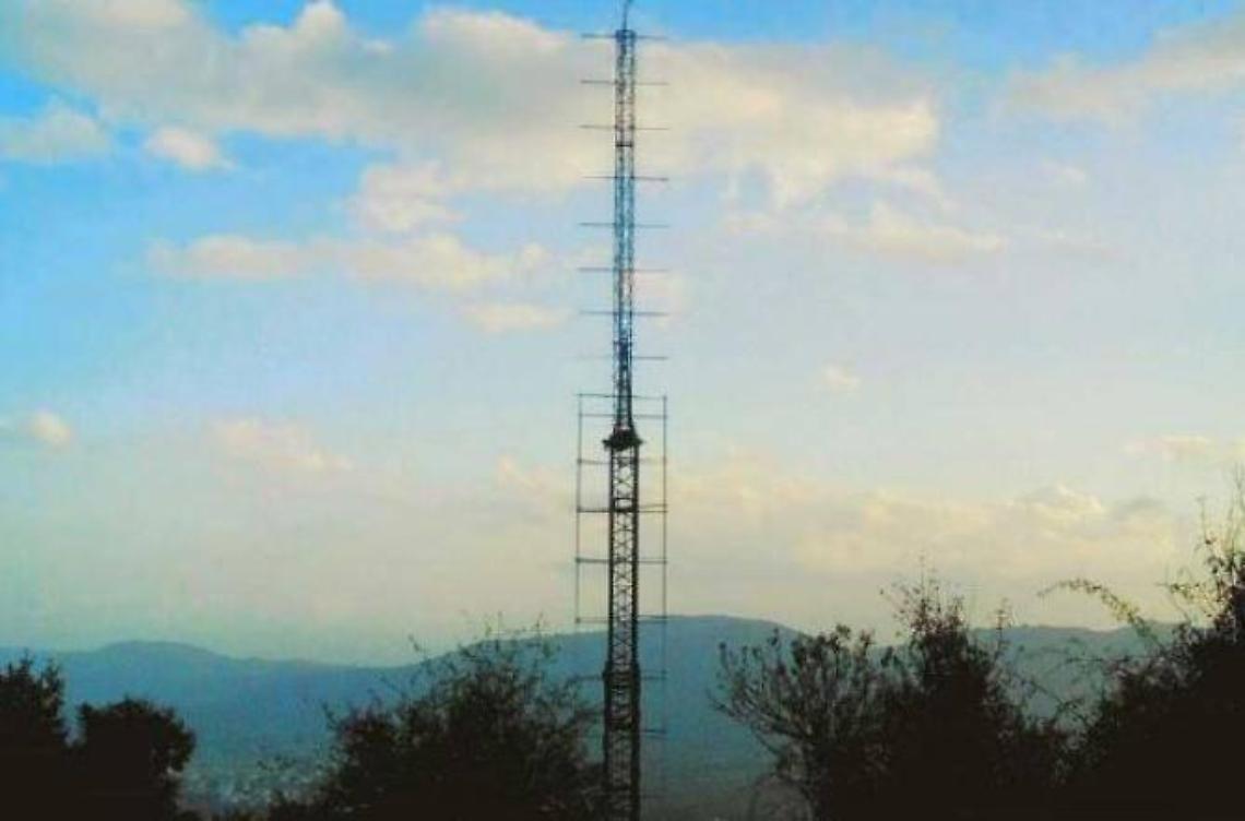 Spunta un'antenna nella rotatoria del palazzetto dello sport