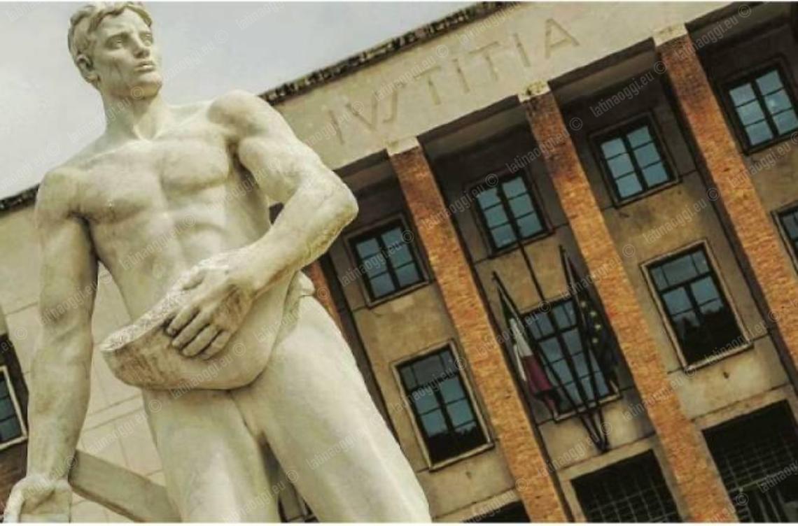 Al lavoro in t-shirt e bermuda  Licenziato e reintegrato