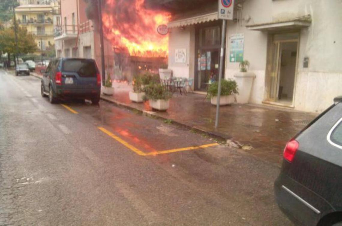 Itri, in fiamme un deposito di attrezzi. Appia bloccata