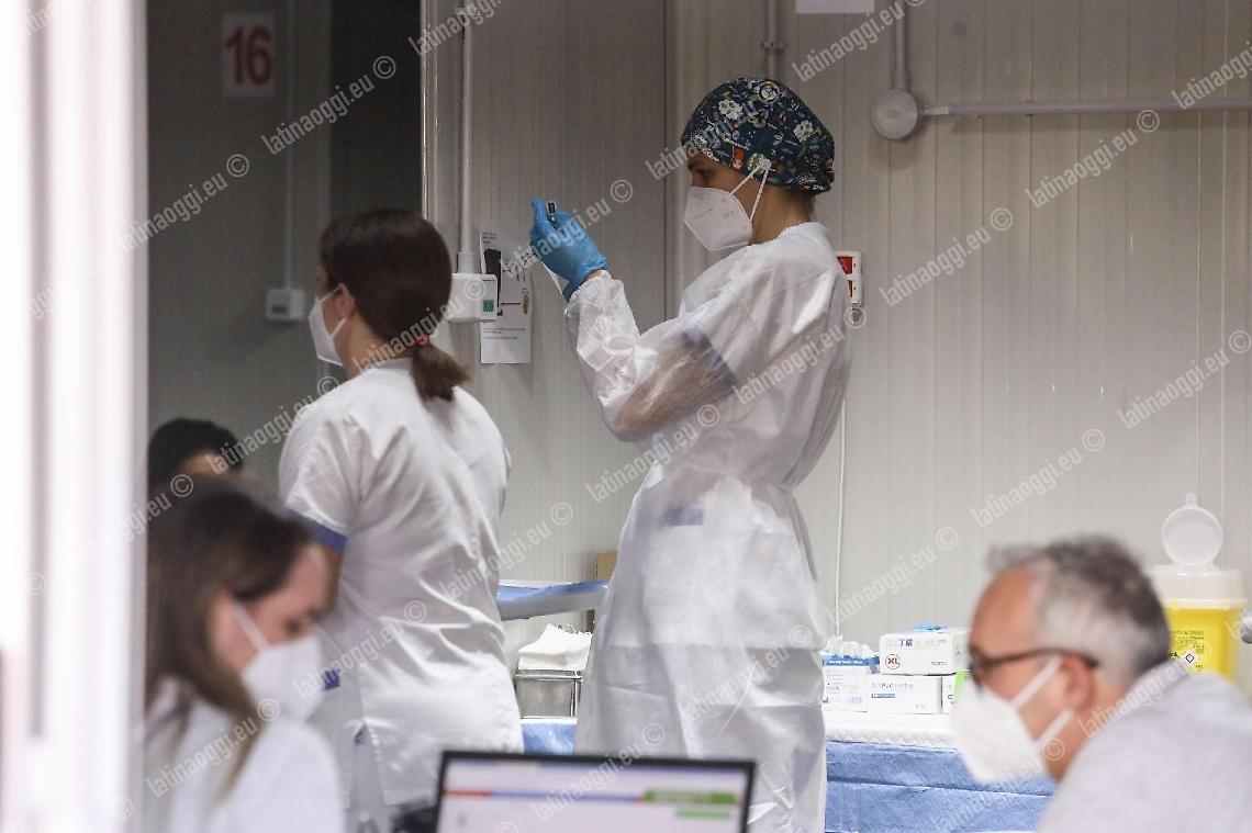In fila con i prenotati per il vaccino: "A noi fa paura il Covid, non il siero"