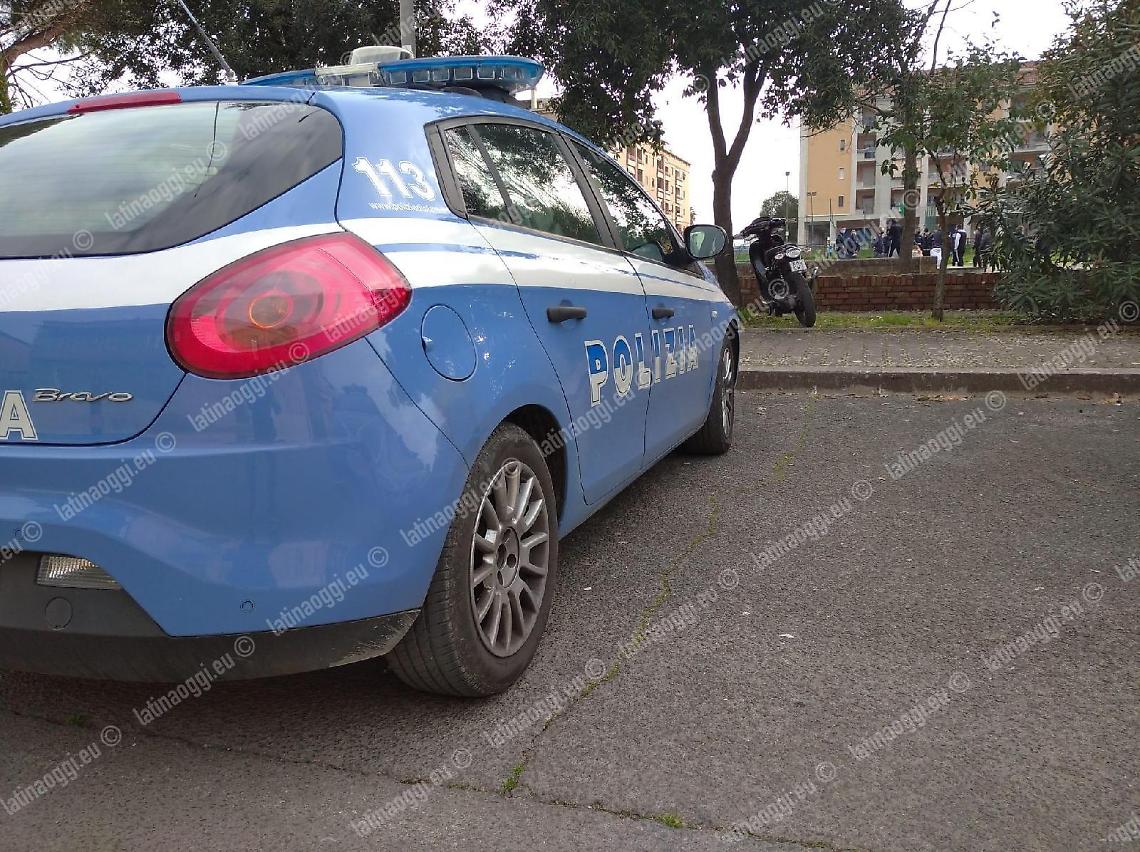 La polizia fa irruzione in casa e lui getta dalla finestra la droga, arrestato