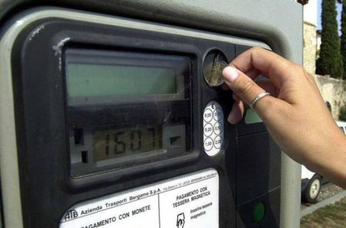 Cresta sui parcometri. Lo scandalo degli ausiliari: licenziati in sei