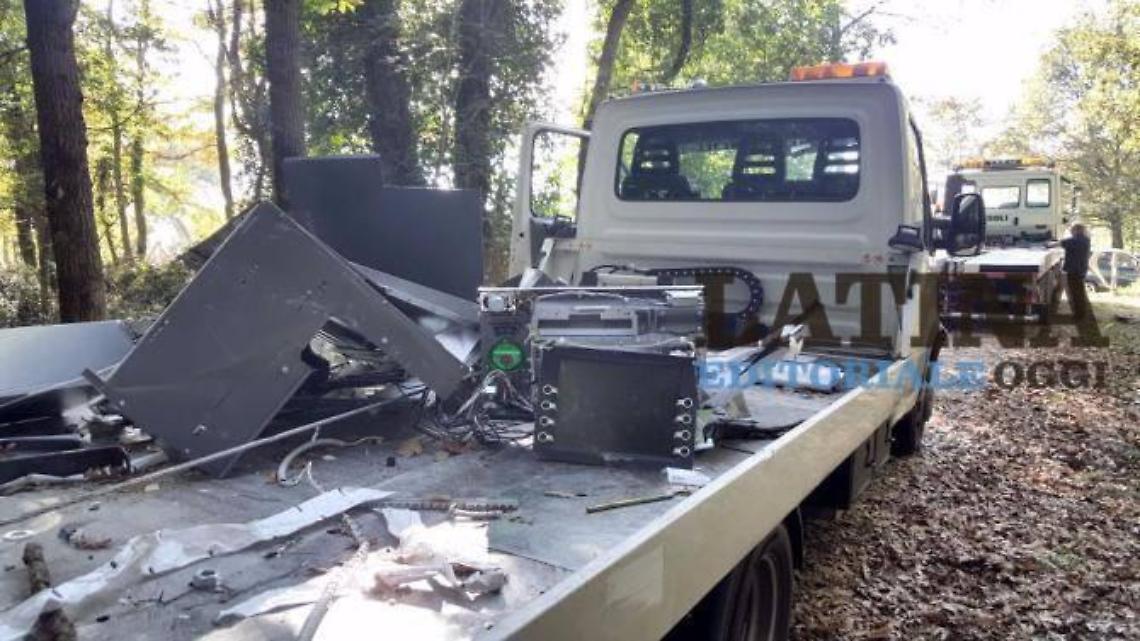 La banda del bancomat ancora in azione. Carro attrezzi usato per smurare l'erogatore