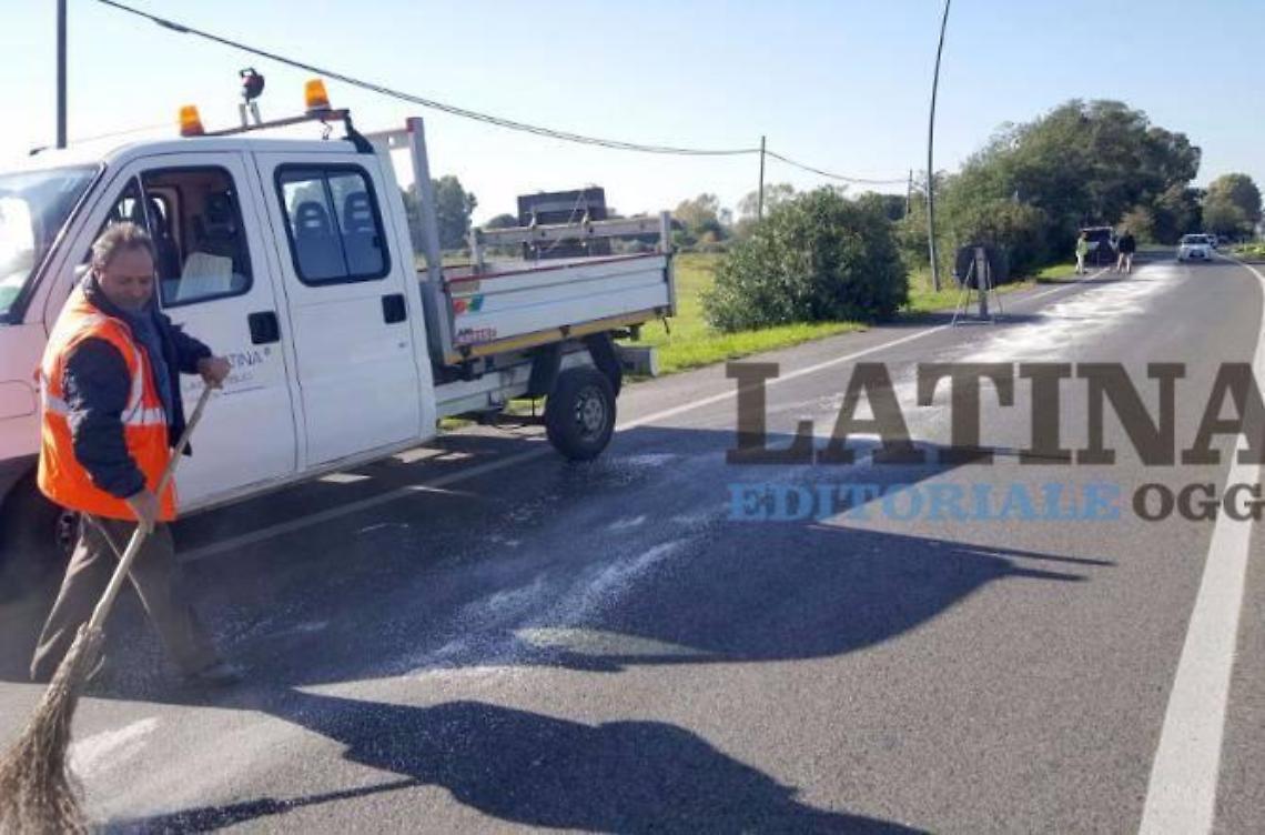 Mezzo di Latina Ambiente perde olio sulla Pontina: disagi per il traffico