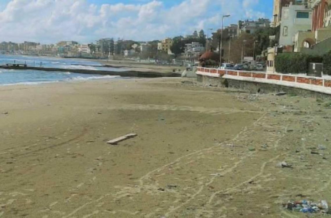 Una panoramica della spiaggia dei Marinetti coi rifiuti abbandonati in prossimit&agrave; della balaustra