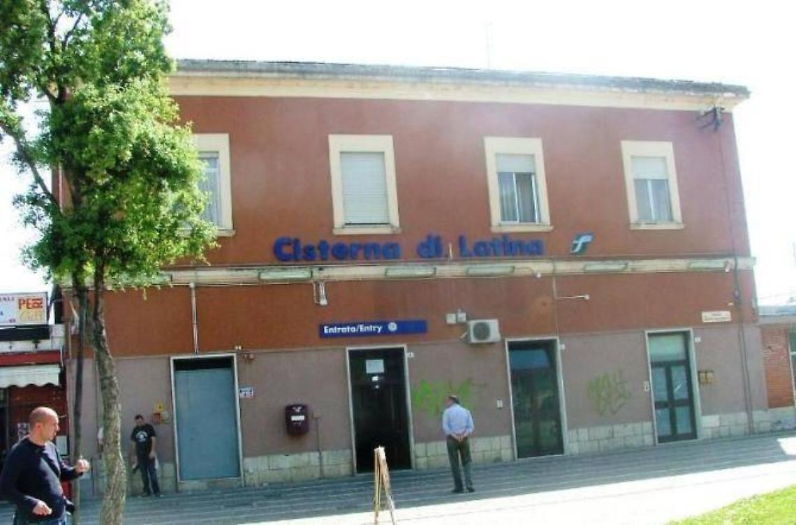 Clochard preso di mira dal branco in stazione