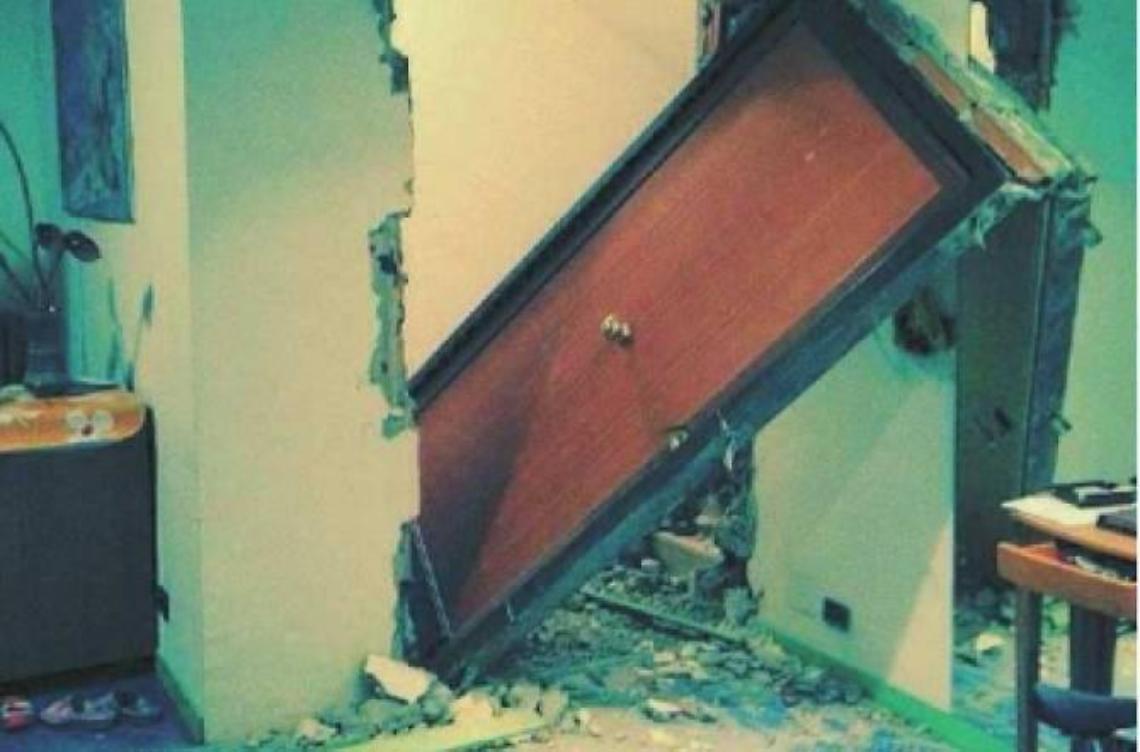 La porta blindata smurata dai ladri