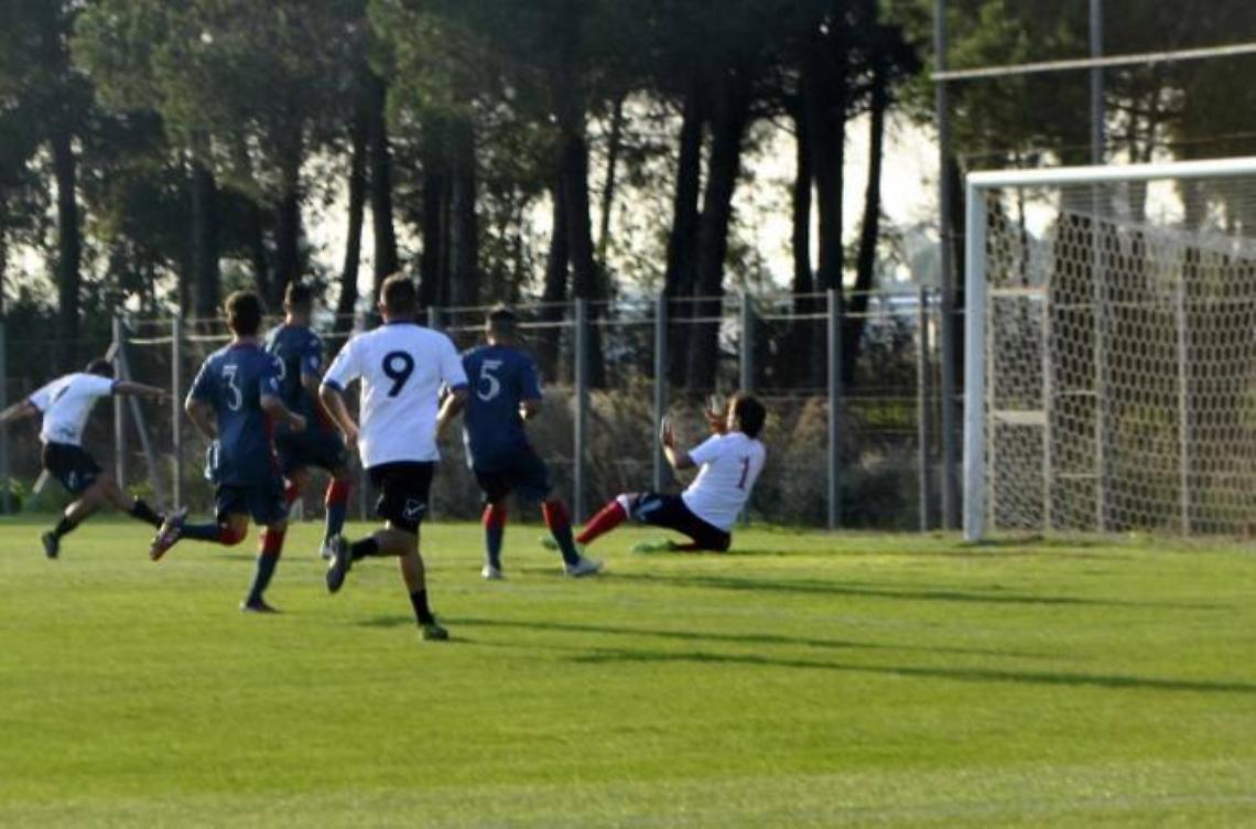 Latina vince 4-0 con il Minturno. Di Gennaro in conferenza: "Ad Avellino per vincere"