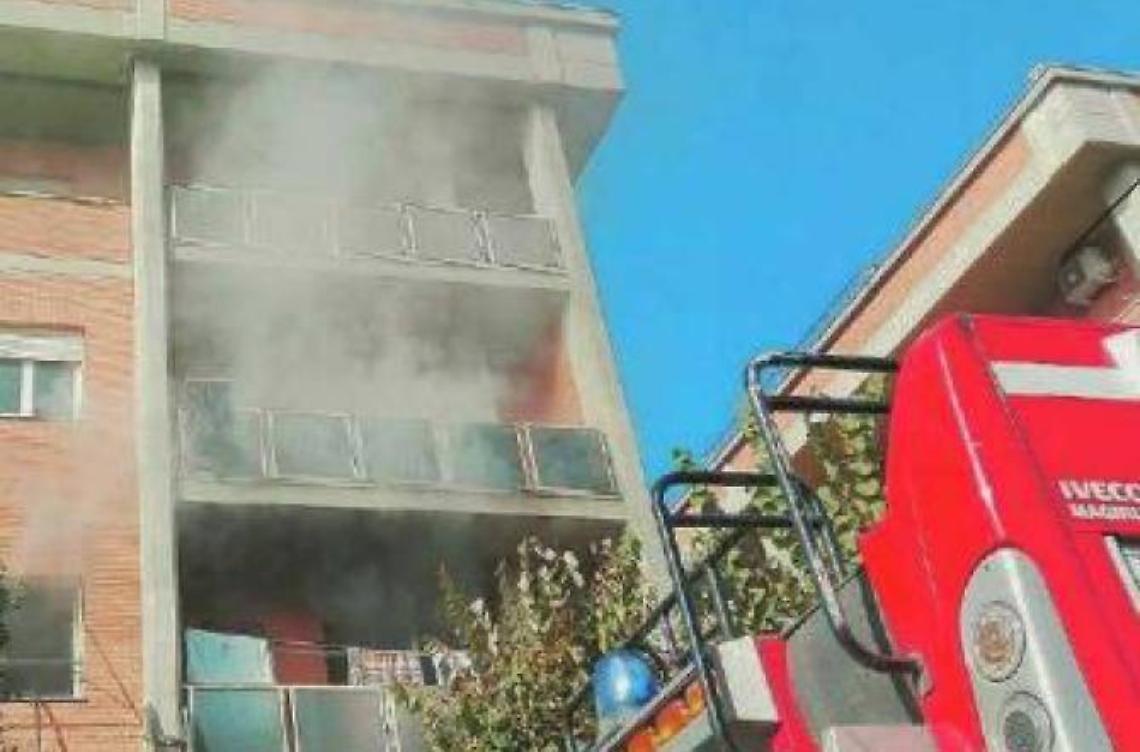 L'abitazione in cui &egrave; divampato il rogo e il mezzo dei vigili del fuoco