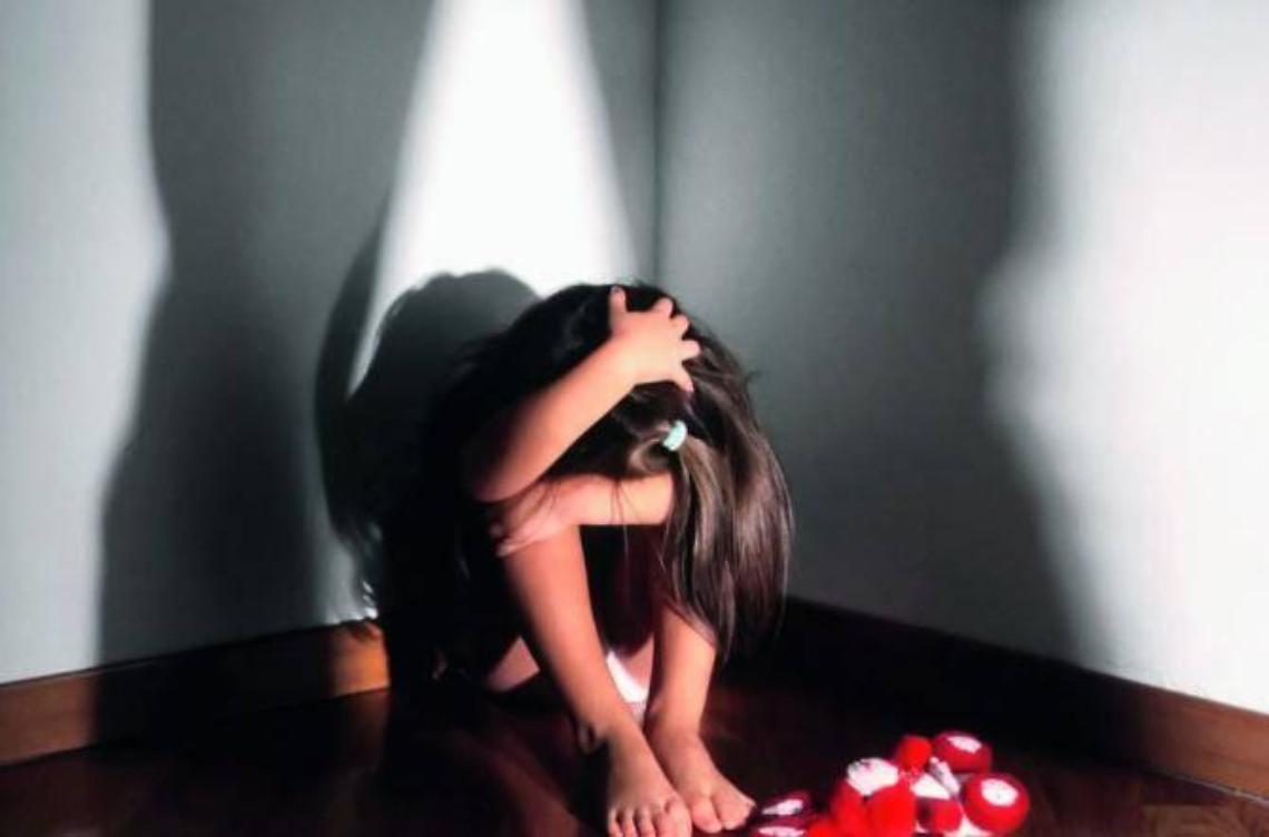 Sesso  davanti a due bimbe di 9 anniPedofilo smascherato e arrestato