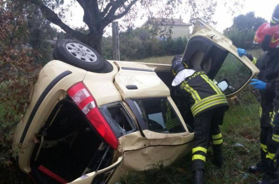 Si ribalta con l'auto e finisce in un canale, ferita una donna