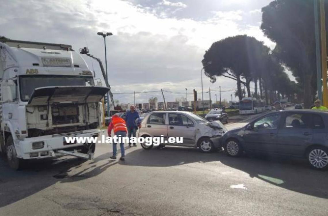 Carambola all'incrocio su via Epitaffio. Nessun ferito ma disagi alla viabilit&agrave;