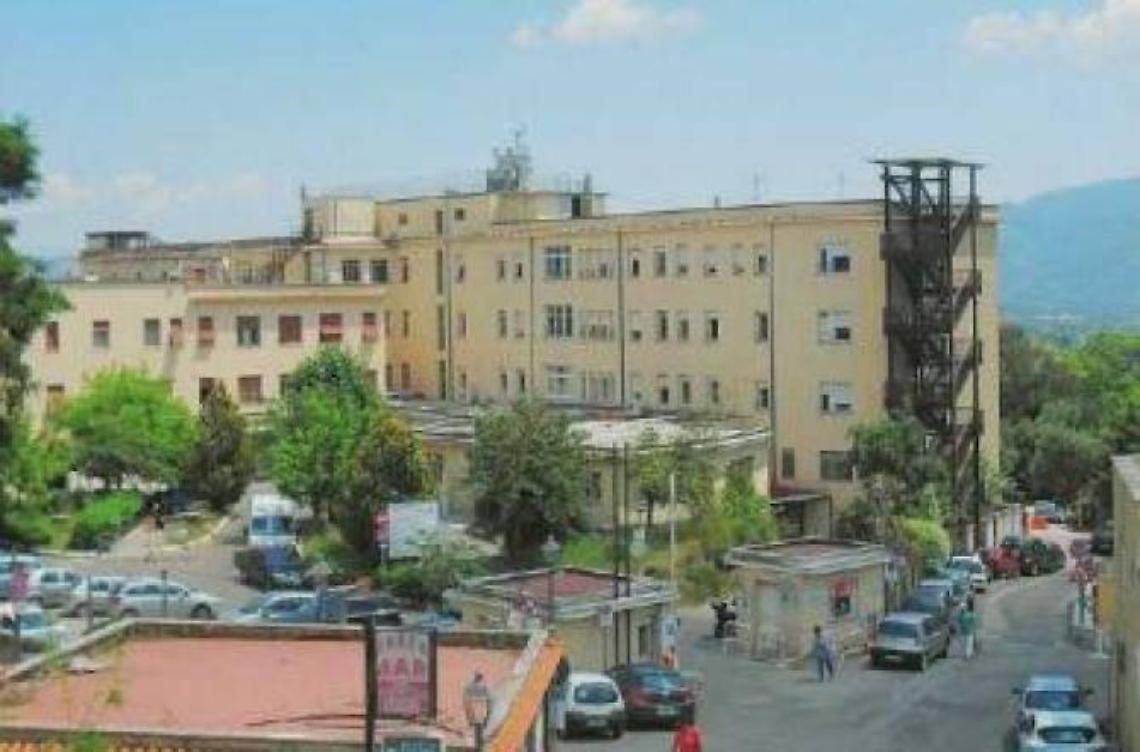 Ventenne investita in via Lata
