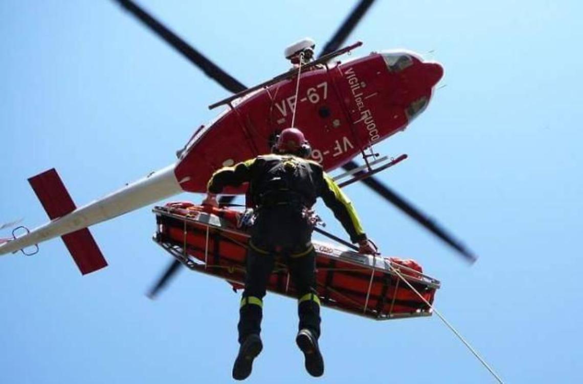 Precipita con il parapendio, i vigili del fuoco lo salvano con l'elicottero