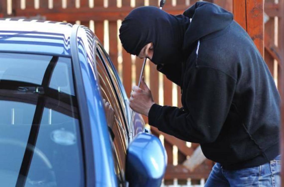 Ladri intercettati in campagna, lasciano l'auto e fuggono a piedi