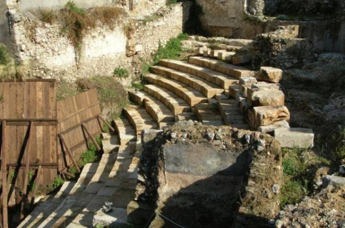 Lavori sugli scavi del teatro romano a Terracina, l'ultimatum