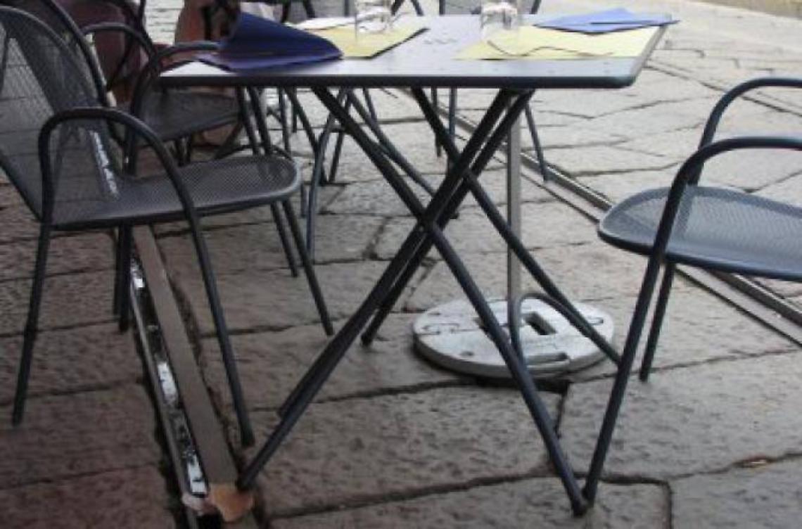 Giungla di tavolini e bar, il Comune mette ordine