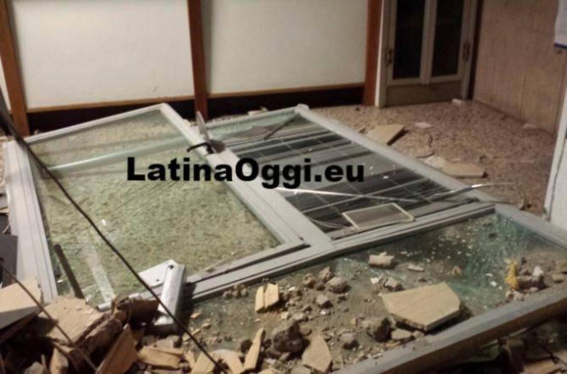 La banda del bancomat colpisce alle Poste di Cori. La fuga a bordo di un furgone