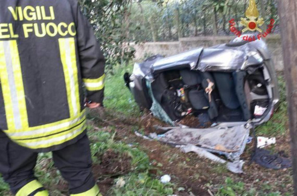 Esce di strada, abbatte un palo e resta incastrato in auto, è grave