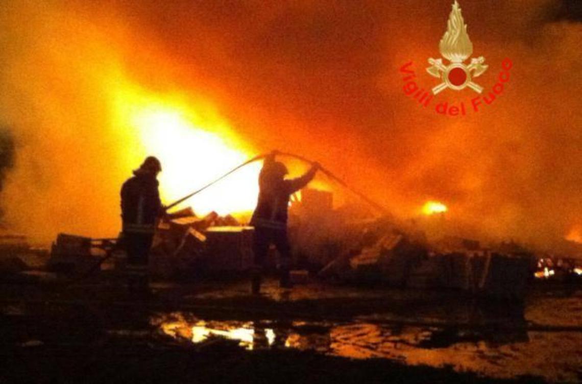 Incendio nella notte nell'azienda Ortolanda a Borgo Grappa