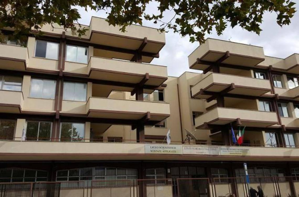 Piano scuole: "Alunni e prof non sono pacchi da spedire dove si vuole"