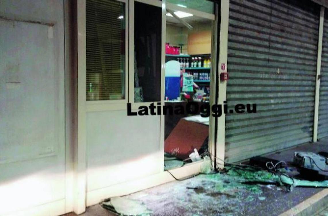 Tentano il furto alla Total Erg, ma la polizia interviene e fuggono a mani vuote