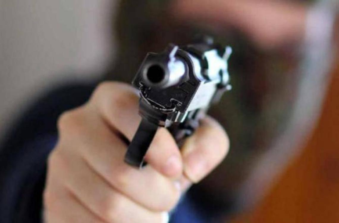 Spari in centro, caccia a due banditi