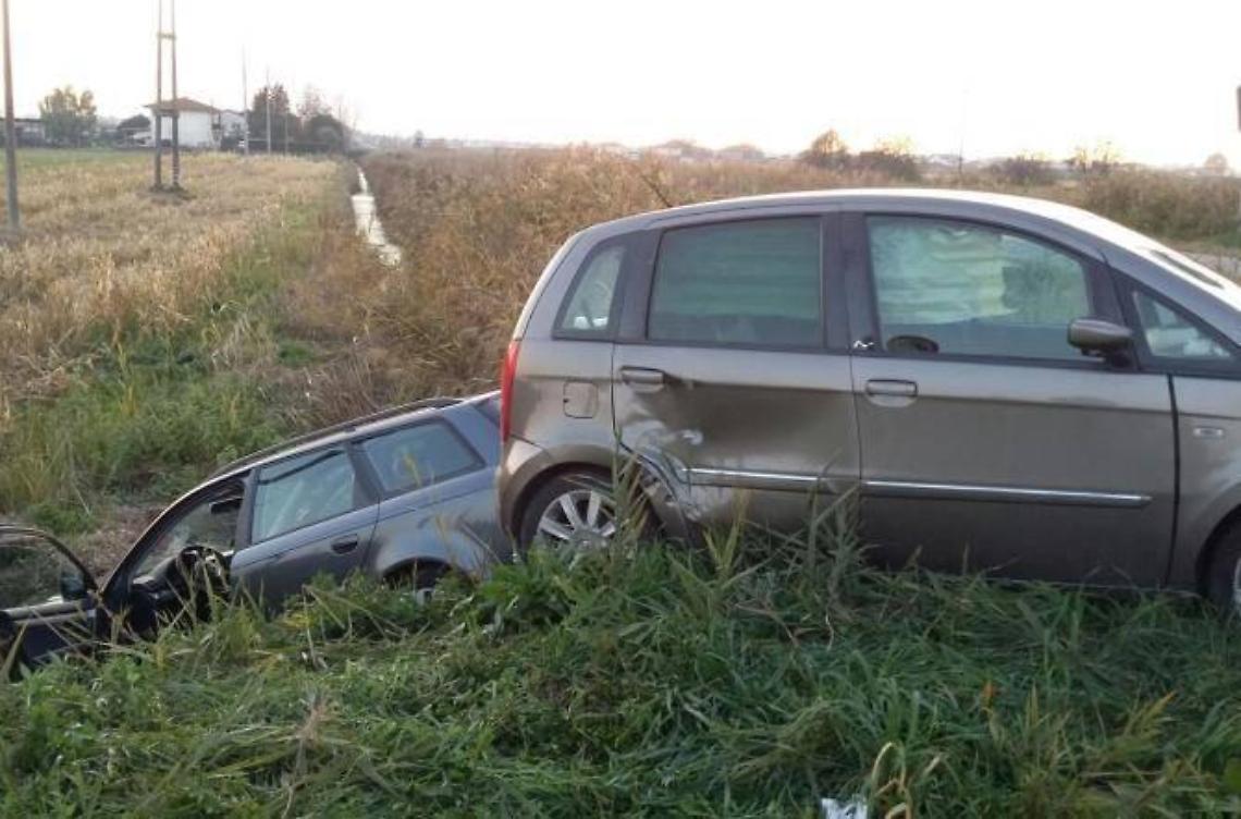Fuori strada dopo lo schianto, due feriti