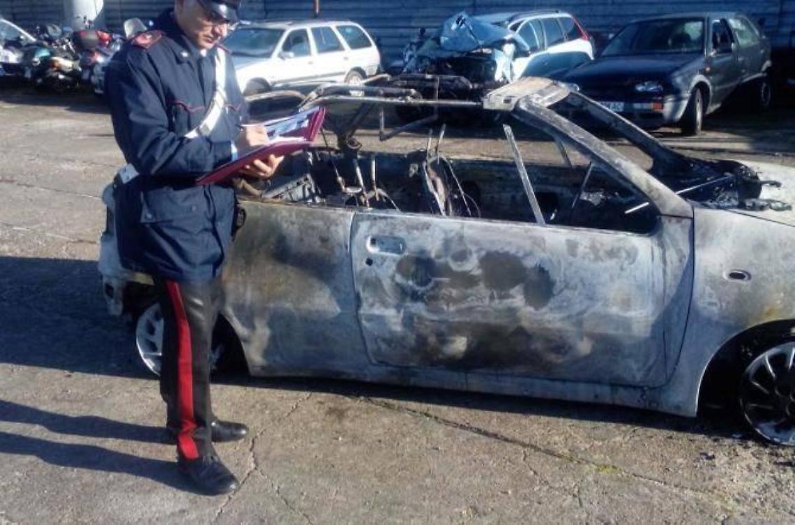 Dà fuoco all'auto dell'amante, arrestato un 30enne di Gaeta