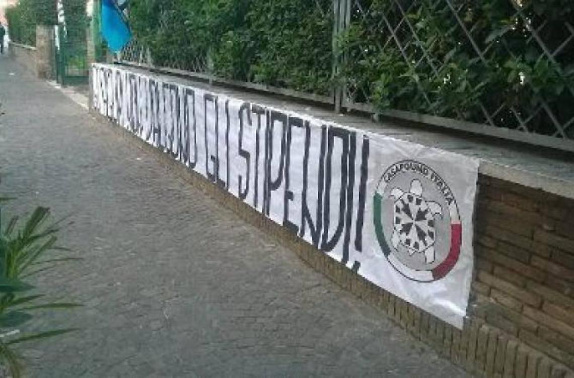 Striscione di CasaPound al Consorzio di Bonifica: "Gli auguri non valgono gli stipendi!”