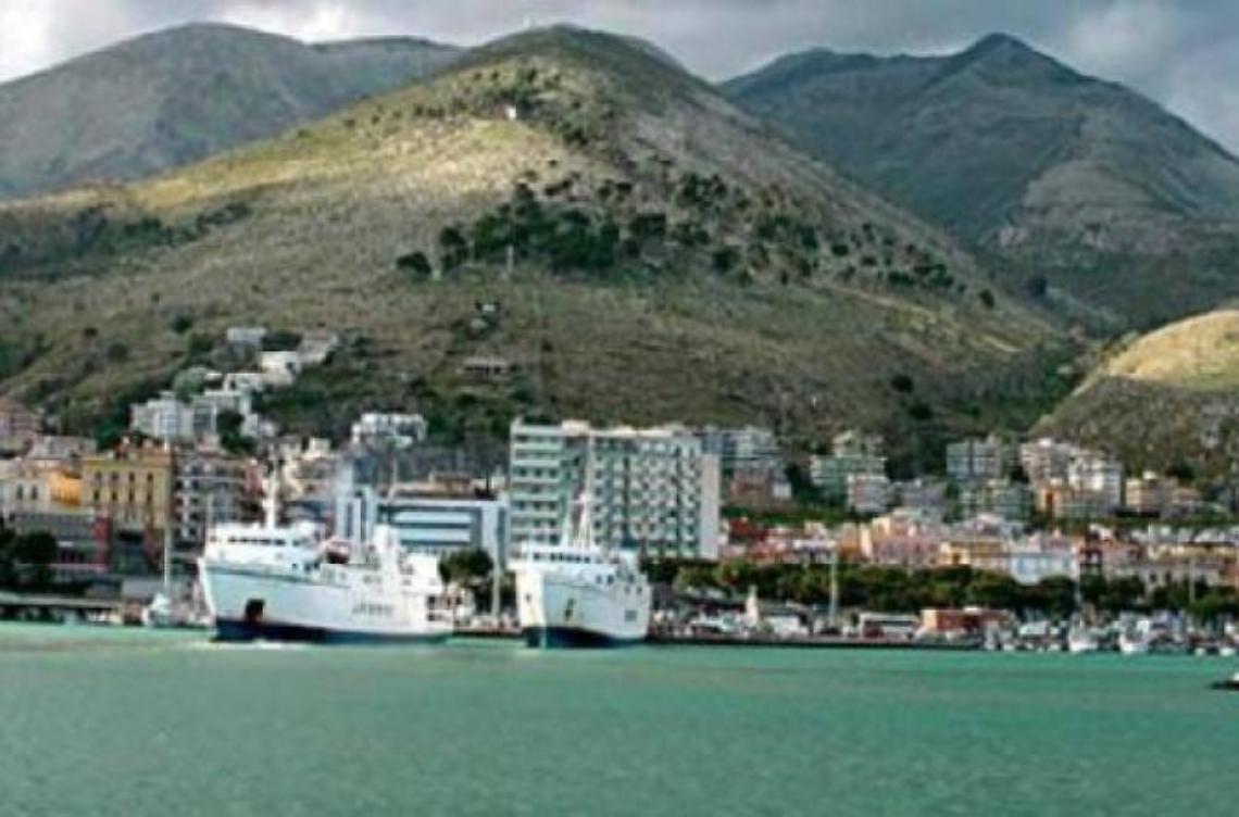 Peschereccio a fuoco al porto di Formia recuperato dai vigili del fuoco