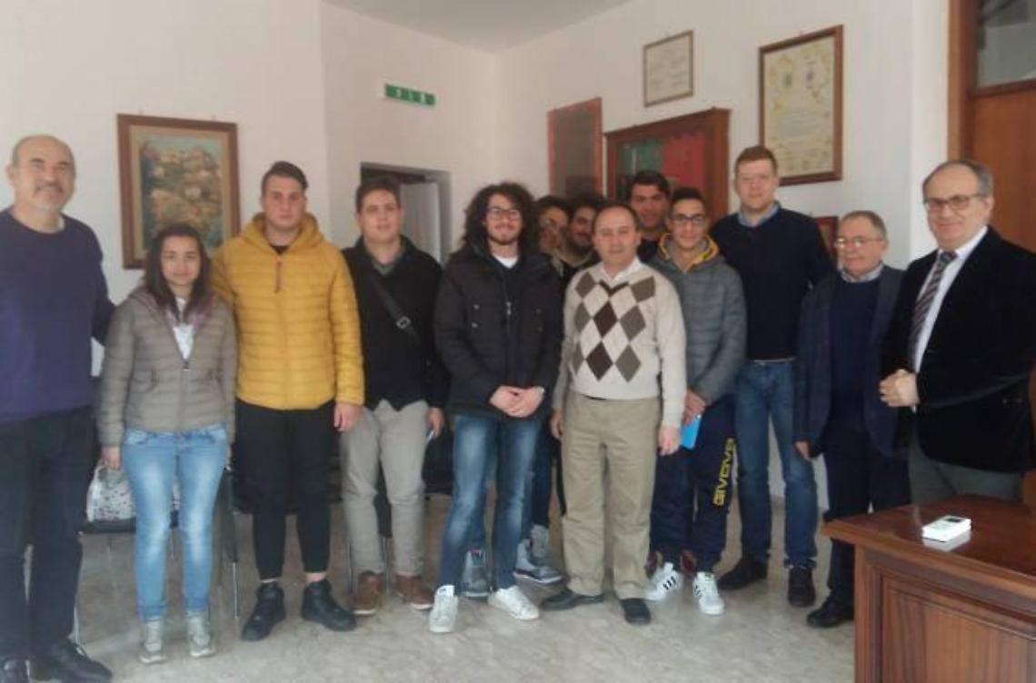 Una copia della Costituzione in regalo ai ragazzi