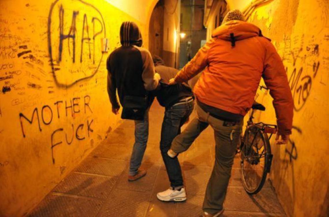 Lo aggrediscono, gli rompono il naso e lo lasciano in mezzo alla strada
