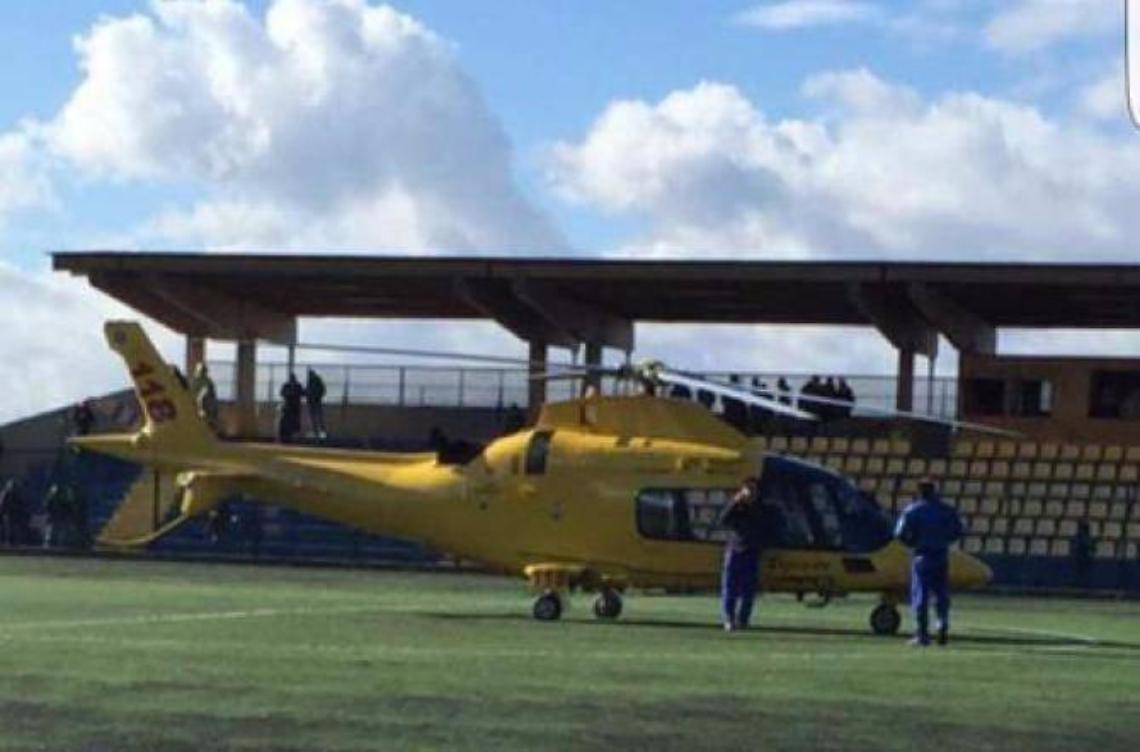 Scontro di gioco, calciatore rianimato in campo dall'allenatore-infermiere