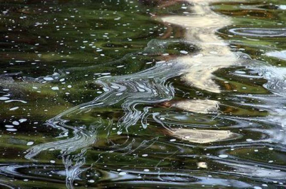 Sversamento sospetti nel Pontone, miasmi e acque nere