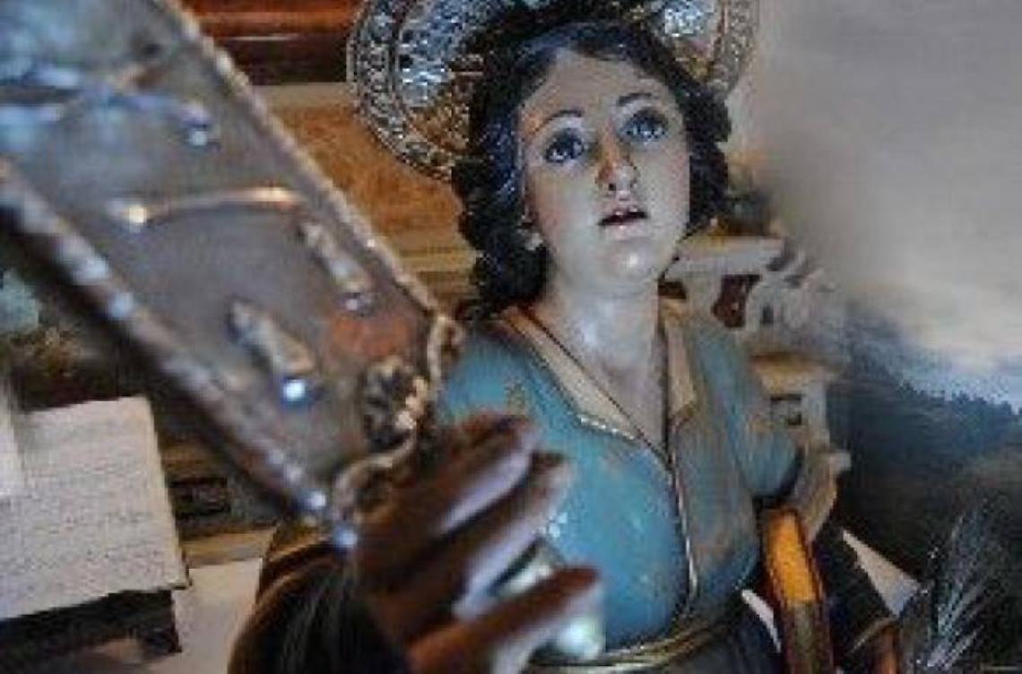 Ladri in chiesa rubano l'ornamento in argento di una statua
