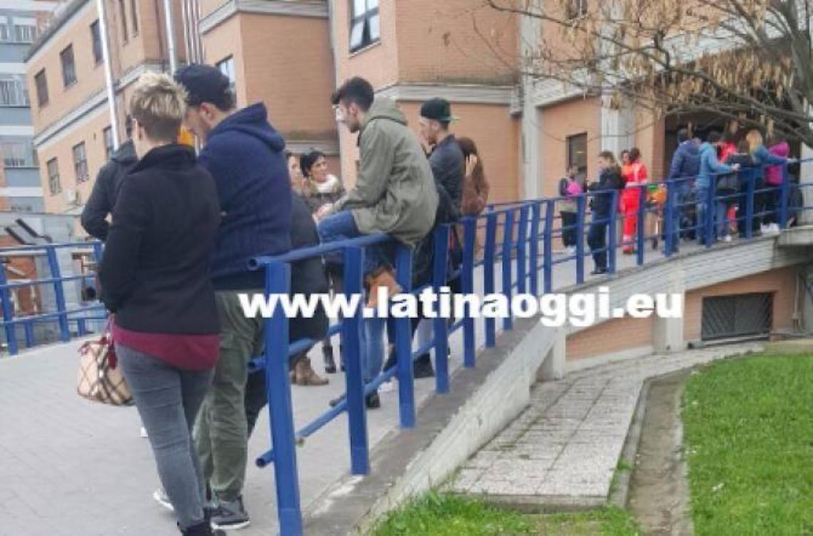 Adolfo Iannarelli è in prognosi riservata. All'esterno del pronto soccorso il sostegno simbolico di tanti amici