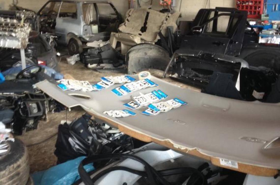 Un'officina specializzata nella ricettazione delle auto di lusso