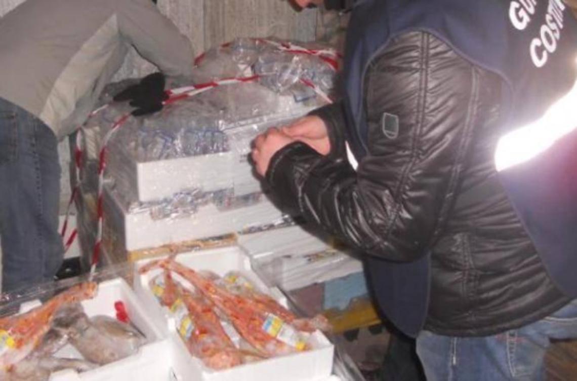 Maxi sequestro di pesce mal conservato, multe per 73mila euro