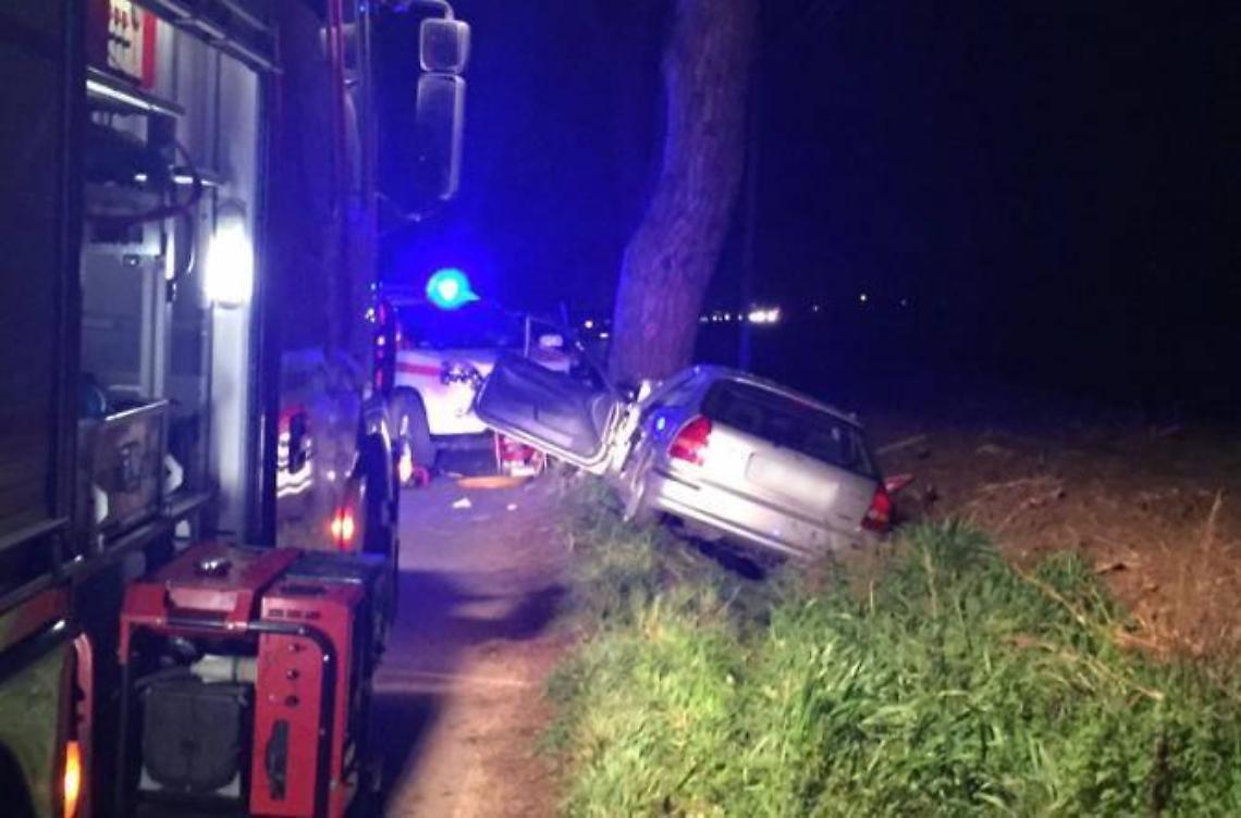 Schianto mortale contro un albero in via Virgilio