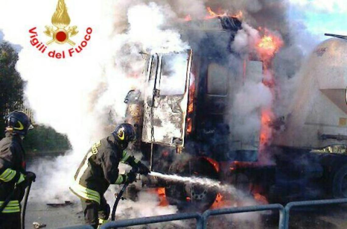 Fiamme all'abitacolo di un camion che trasportava mangimi