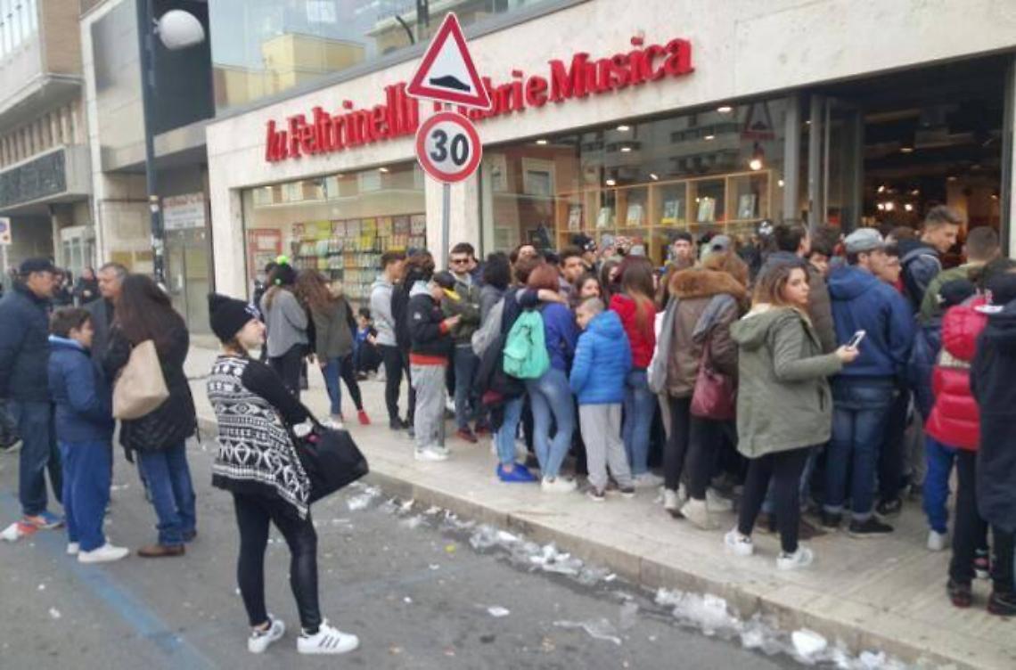 Tutti pazzi per Gemitaiz da Feltrinelli