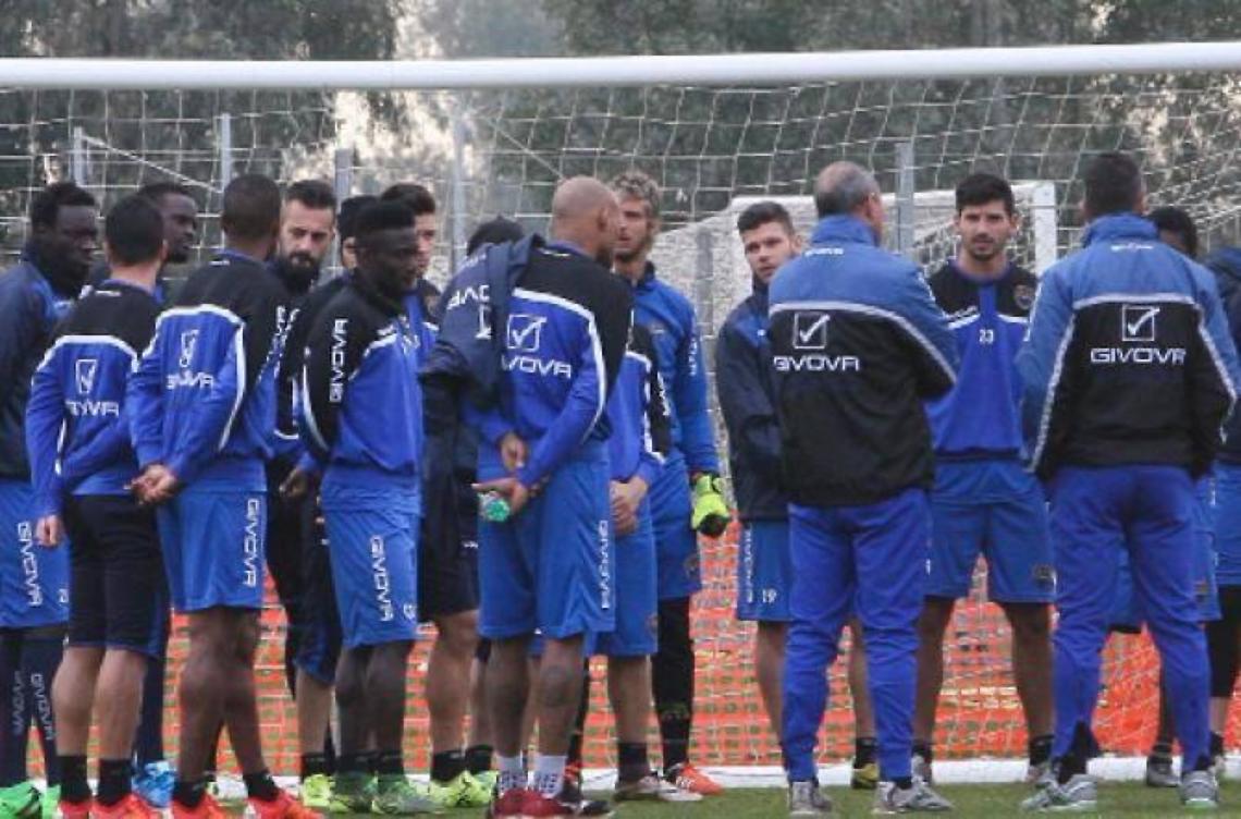 Latina in ritiro dopo la figuraccia. E i tifosi chiedono maggiore impegno