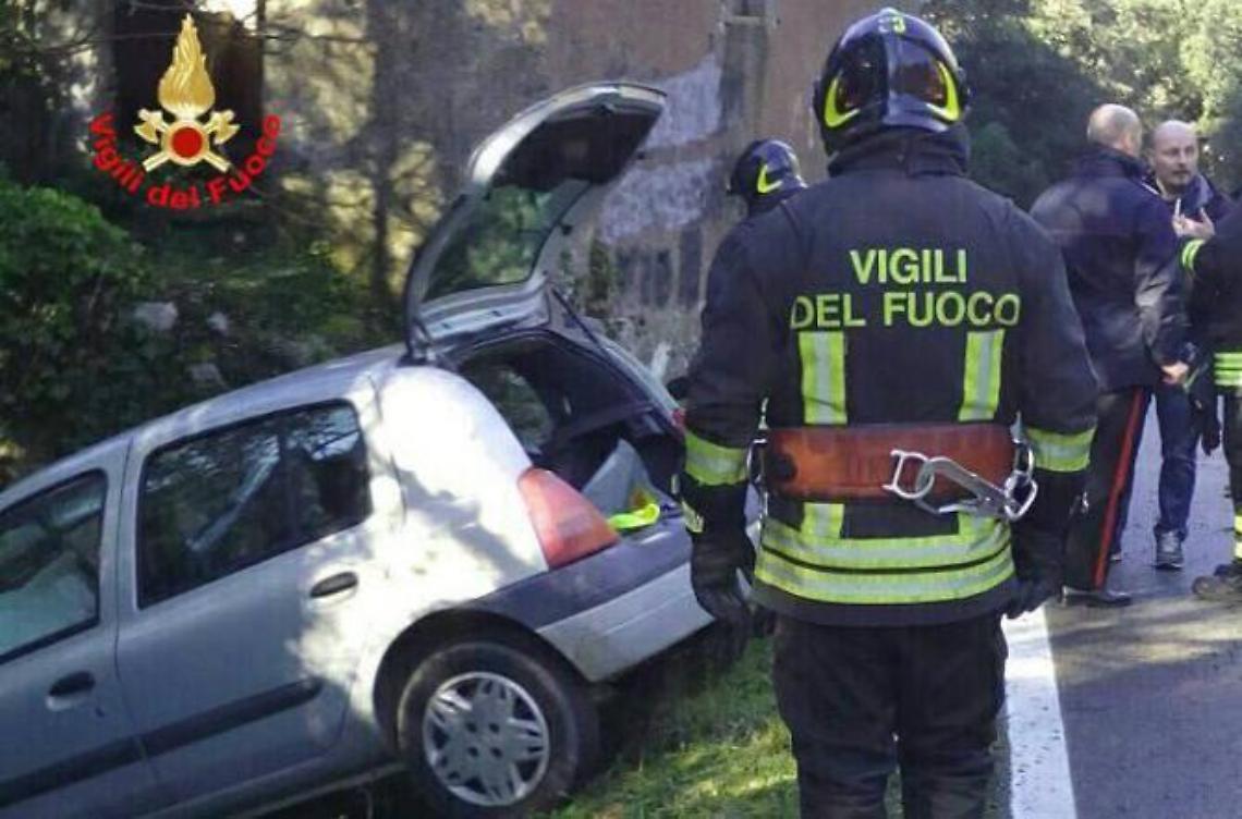 Esce di strada su via Ninfina e rimane incastrato nell'auto