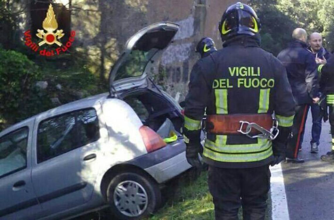 Malore in auto, tragico fuori strada