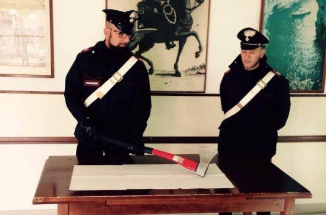 Si aggirava con un'ascia per le strade, scoperto dai carabinieri