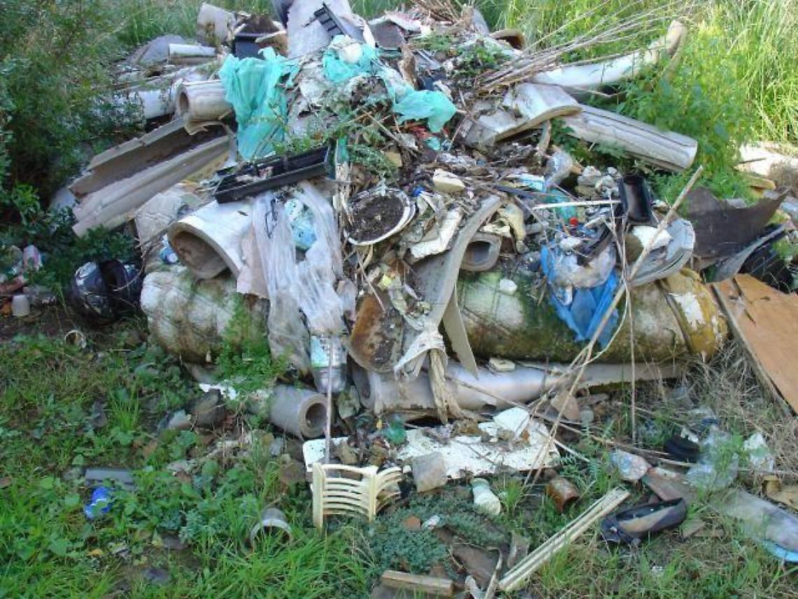 Appezzamento di terreno pieno di rifiuti. Arriva il sequestro