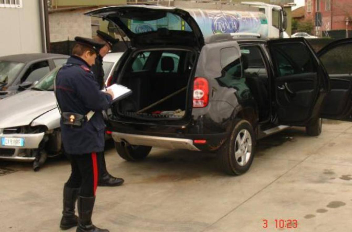 Fuggono all'alt dei carabinieri e poi scappano per le campagne. L'auto era rubata